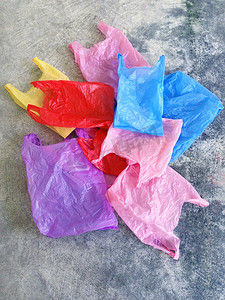 在水泥地板上的五颜六色的塑料袋