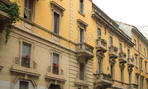 2018年5月10日摄影照片_意大利，米兰，2018 年 10 月 5 日，米兰市中心一座美丽的传统意大利建筑的正面