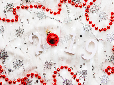 圣诞节和新年背景与数字 2019、银饰和灯泡。