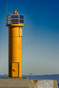 防堤坝上的黄色灯塔