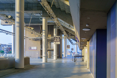 翻新后的雅法布卢姆菲尔德体育场的人群服务区。