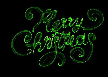 圣诞快乐孤立的文字写在黑色背景上的火焰火光。