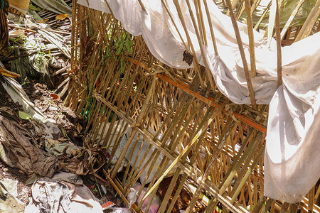 Terunyan 村墓地中的竹签墓。