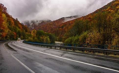 秋雨天弯道穿山