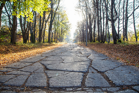 秋日破旧的混凝土路