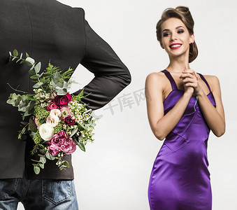 送花的男人摄影照片_男人给女人送花