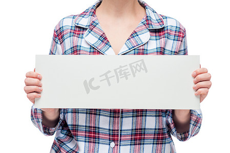 格子海报摄影照片_特写海报白色在一个穿着格子 p 的女人的手中