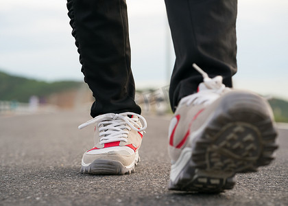 走路健身摄影照片_女孩鞋子走路的特写