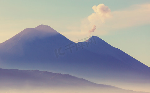 阿凡提卡通摄影照片_危地马拉的火山