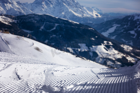 滑雪胜地的特写修饰雪，斜坡横幅背景 tex