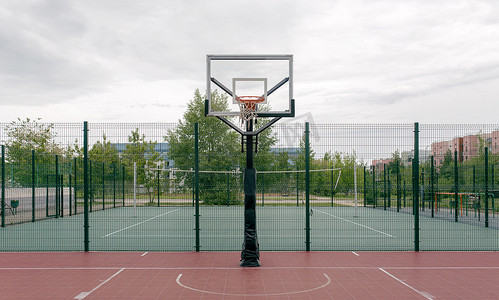 公园里的室外篮球场。