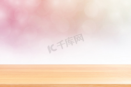 产品横幅广告摄影照片_空木桌地板在模糊的散景柔和的粉红色渐变背景上，木板空在粉红色散景彩色浅色阴影上，彩色散景灯渐变柔和，用于横幅广告产品