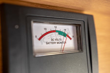 澳大利亚露营车中的直流电压指示器电池监视器指示充满电