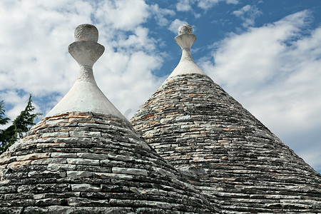 阿普利亚660摄影照片_普利亚阿尔贝罗贝洛特鲁利房屋典型的锥形屋顶