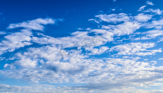 深蓝色夏季 sk 中美丽蓬松的白云层