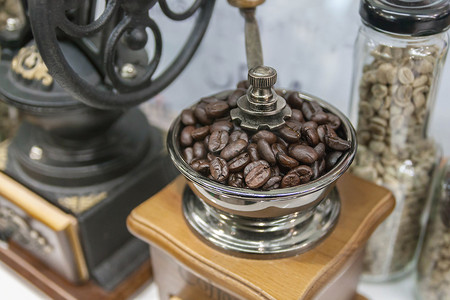 模糊背景下的特写咖啡研磨机和咖啡豆