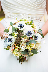 新娘的白色花卉质朴婚礼花束特写