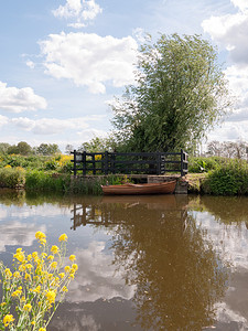 一艘木船停泊在乡村的一条河上