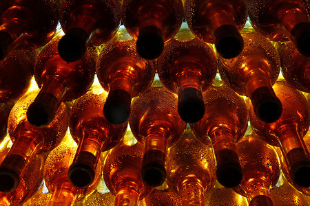 酒窖背景摄影照片_酒窖里成排的背光酒瓶