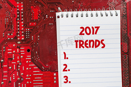 引领潮流摄影照片_红色旧脏电脑电路板和 2017 趋势文本概念