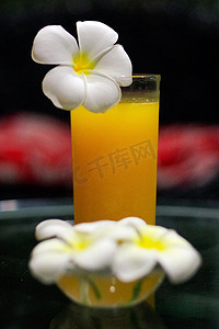 鲜榨鲜橙汁，特写为玉兰花
