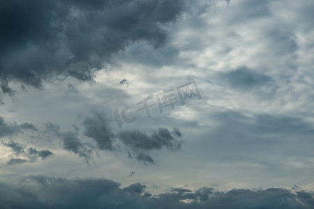 电商简约大气摄影照片_黑暗的天空与暴风云