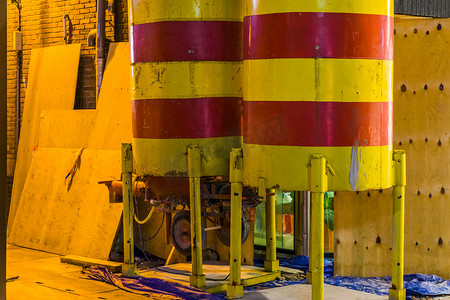 水泥桶摄影照片_在建筑工地、工业风景和背景的两个搅拌塔