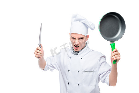 白色背景中带刀和烤盘的愤怒的疯狂厨师