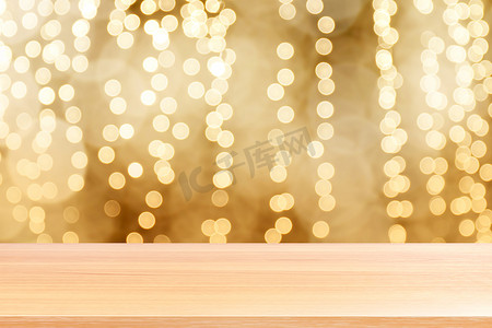 散景金黄色彩色背景上的木板，散景上的空木桌地板闪闪发光的浅金色奢华，木桌板空前闪闪发光的金色，散景照明上的木制闪闪发光的金色