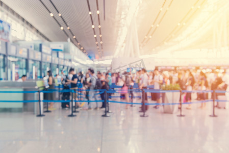 办理登机手续摄影照片_旅客在机场航站楼办理登机手续模糊