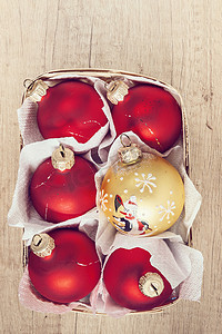 圣诞球红色和金色在 vint 的木篮顶视图中
