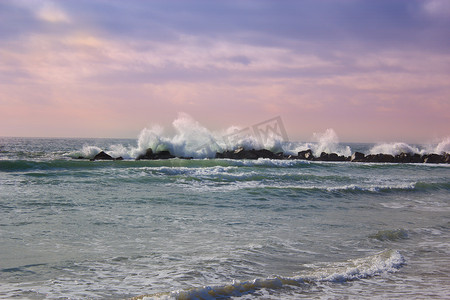 强大军队摄影照片_风雨如磐的海浪，美丽的海景，强大的潮汐在行动