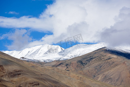 蓝色美图摄影照片_leh Lad 喜马拉雅山脉雪峰的美丽风景