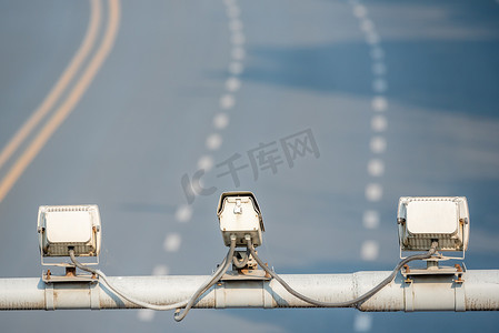 交通控制摄影照片_监控空路上方交通道路的高速摄像机