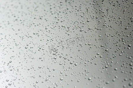 窗户背景摄影照片_玻璃上的雨滴，透明窗户上的雨滴，有选择的 f