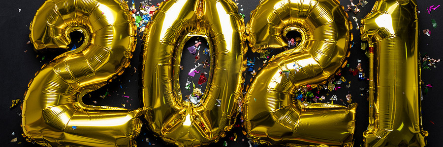 2021 年新年数字来自金箔气球和五彩纸屑