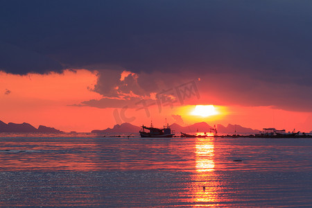 泰国苏梅岛长尾船漂浮的火海景日落
