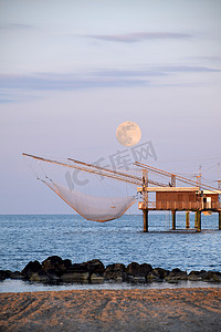 加里波第港镇码头上的渔民哨所-它