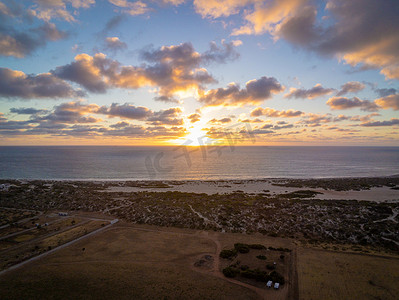 杰拉尔顿西澳大利亚海岸多彩日落的航拍照片