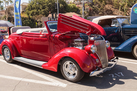 红色 1936 年福特 68 型敞篷车