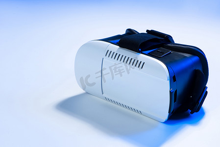 VR 虚拟现实护目镜手机耳机在彩色背景上
