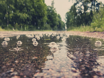 泡泡森林摄影照片_下雨时路上满是泡泡