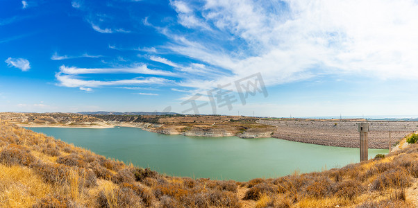 Asprokremmos 水库淡水湖蓝天全景，