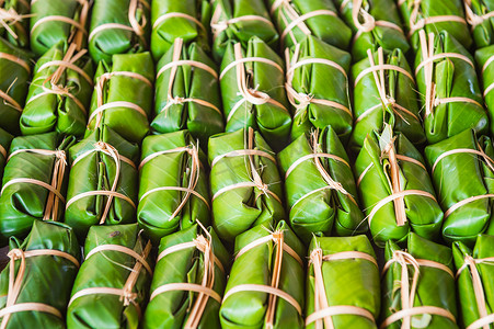 文化理念摄影照片_Khao Tom Mad 的绿色背景，泰国文化的甜点