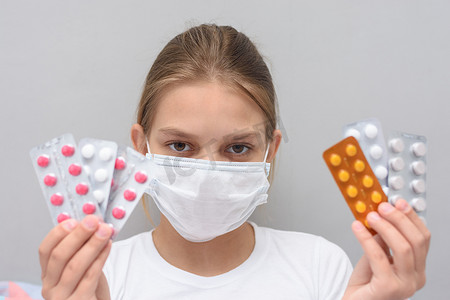 一个脸上戴着医用口罩的女孩拿着药水泡