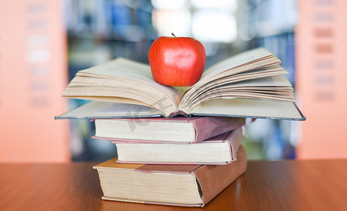 图书馆书架上桌上书上的苹果