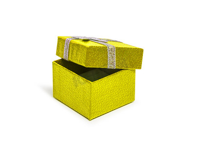 打开黄色礼品盒，银色丝带在白色 backgr 上被隔离