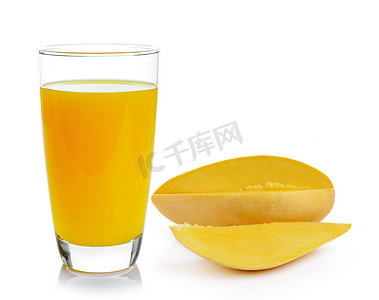 白色背景中的芒果汁和芒果