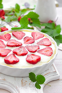 草莓馅饼摄影照片_美味的草莓馅饼或芝士蛋糕，配有新鲜浆果和奶油芝士，特写为白色木质乡村背景