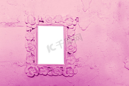 相框有照片的相框摄影照片_粉红色墙上的相框，有文字空间